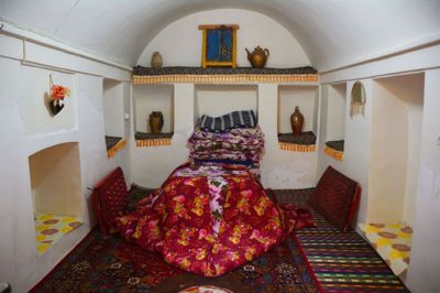 اقامتگاه بوم گردی عمارت مسین بابا اتاق کرسی برای پنج نفر سرخه