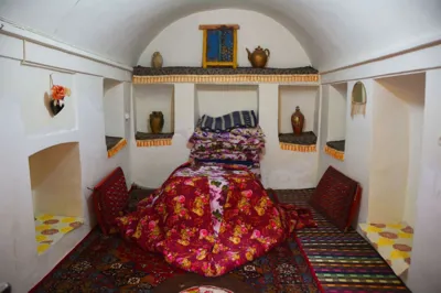 اقامتگاه بوم گردی عمارت مسین بابا اتاق کرسی برای پنج نفر سرخه