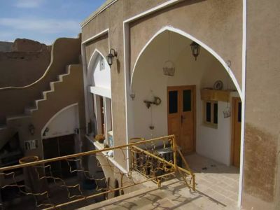 اقامتگاه بوم گردی عمارت مسین بابا اتاق شاه نشین برای شش نفر سرخه