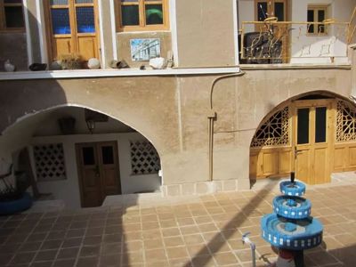 اقامتگاه بوم گردی عمارت مسین بابا اتاق شاه نشین برای شش نفر سرخه