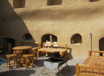 اقامتگاه بوم گردی عمارت مسین بابا اتاق شاه نشین برای شش نفر سرخه