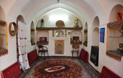 اقامتگاه بوم گردی عمارت مسین بابا اتاق شاه نشین برای شش نفر سرخه