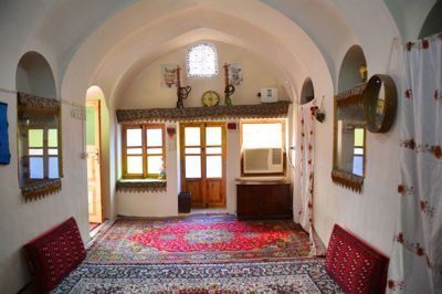 اقامتگاه بوم گردی عمارت مسین بابا اتاق شاه نشین برای شش نفر سرخه