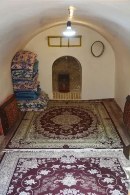 اقامتگاه بوم گردی عمارت مسین بابا اتاق دستکند برای هفت نفر سرخه