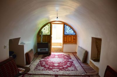اقامتگاه بوم گردی عمارت مسین بابا اتاق دستکند برای هفت نفر سرخه