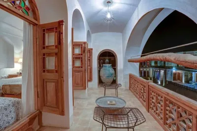 اقامتگاه سنتی منوچهری اتاق چهار تخته بالکن دار کاشان