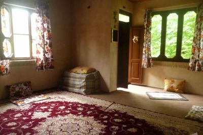 اقامتگاه بوم گردی افضل روآر اتاق بالاکلسی برای چهار نفر شیرگاه