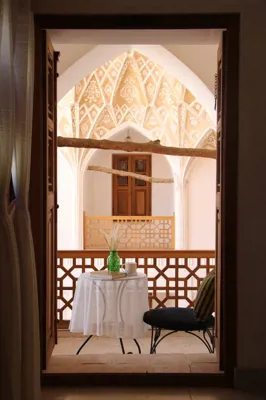 اقامتگاه سنتی عمارت بالابان اتاق دو تخته دبل آشیانه فاخته دارای تراس (131) کاشان