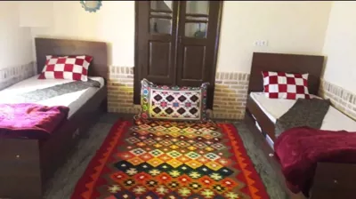 اقامتگاه سنتی عمارت خورشید پردیسان اتاق شماره 2 برای سه نفر درگز