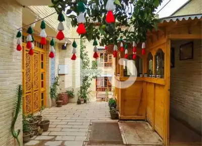 عکس محوطه اقامتگاه بوم گردی سی راه شیراز