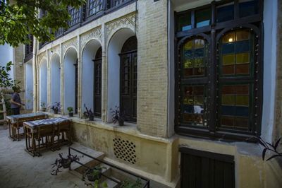 اقامتگاه های بوم گردی عمارت قاجاریه اتاق یک دری دو تخته (طبقه اول) شیراز