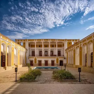 اقامتگاه سنتی عمارت قجری اتاق چهار تخته اختر ابرکوه