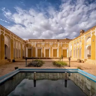 اقامتگاه سنتی عمارت قجری اتاق سه تخته VIP تابنده ابرکوه