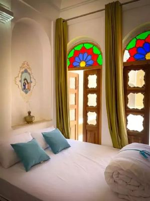 اقامتگاه سنتی عمارت قجری اتاق سه تخته VIP تابنده ابرکوه