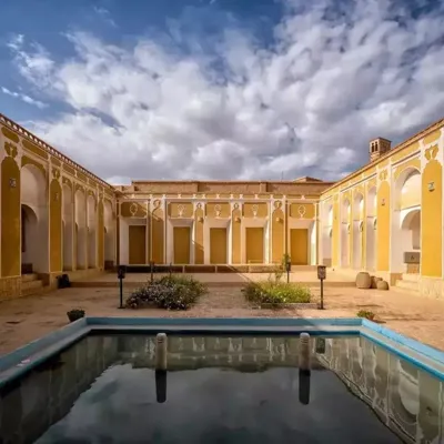 اقامتگاه سنتی عمارت قجری اتاق چهار تخته VIP جیران ابرکوه