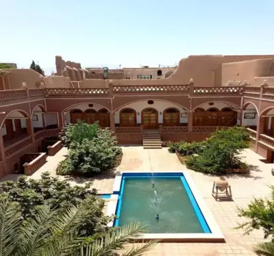 اقامتگاه سنتی فانوس ویونا اتاق دو تخته دبل ویژه داریوون کاشان
