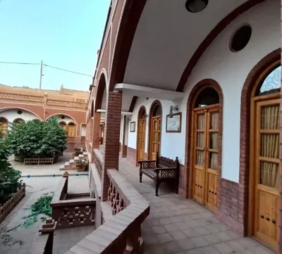 اقامتگاه سنتی فانوس ویونا اتاق دو تخته دبل ویژه داریوون کاشان