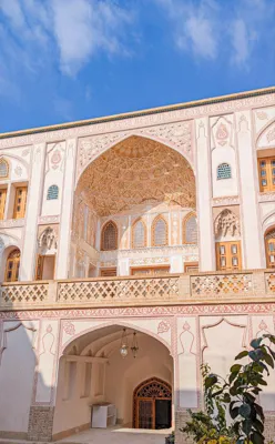 اقامتگاه سنتی عمارت آقاحسینی اتاق دو تخته دبل پنج دری 105 کاشان