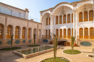 اقامتگاه سنتی عمارت آقاحسینی اتاق دو تخته دبل پنج دری 302 کاشان