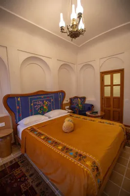 اقامتگاه سنتی عمارت آقاحسینی اتاق دو تخته دبل دلنشین کاشان
