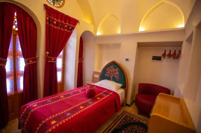 اقامتگاه سنتی عمارت آقاحسینی اتاق سه تخته بالا نشین کاشان