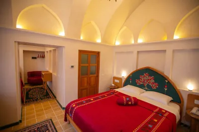 اقامتگاه سنتی عمارت آقاحسینی اتاق سه تخته بالا نشین کاشان