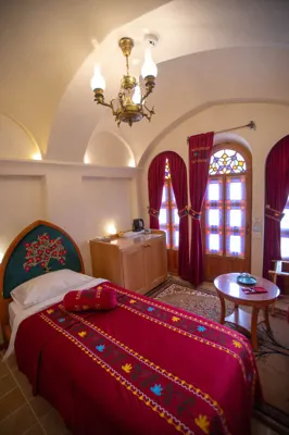 اقامتگاه سنتی عمارت آقاحسینی اتاق یک تخته کاشان