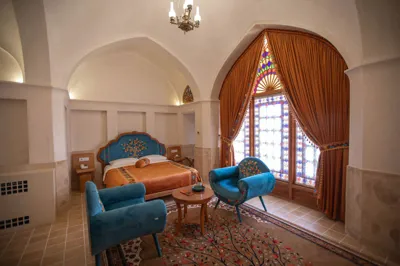 اقامتگاه سنتی عمارت آقاحسینی اتاق دو تخته دبل پنج دری 302 کاشان
