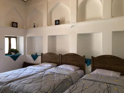 اقامتگاه سنتی عمارت اجلال اتاق سه تخته آینه تفرش