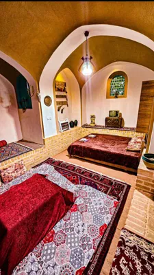 اقامتگاه بوم گردی عمارت سرهنگ اتاق سرداب قاجاری میر پنج (زیر زمین) برای دو نفر نطنز