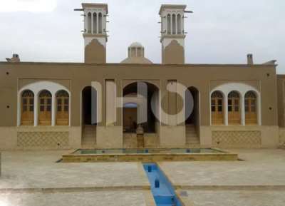 محوطه اقامتگاه خانه باغ شاکر آران و بیدگل