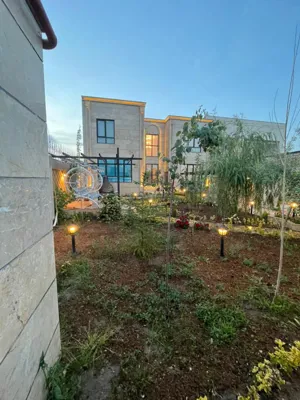 محوطه ویلا عمارت گلایل مشهد