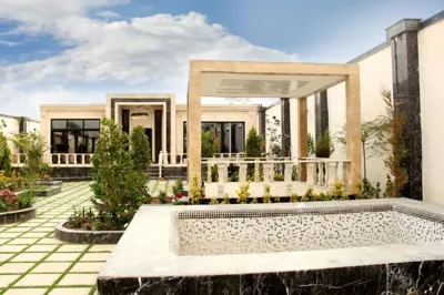 محوطه ویلا عمارت آرشام مشهد