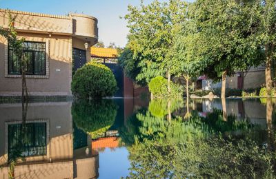 محوطه و نمای ساختمان ویلا شاهین توس مشهد