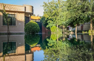محوطه و نمای ساختمان ویلا شاهین توس مشهد