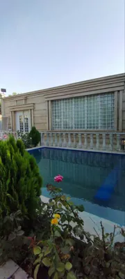 نمای ساختمان و استخر ویلا نور مشهد