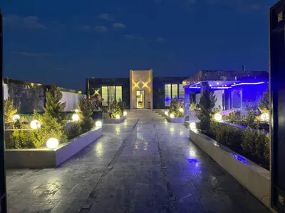 محوطه و پارکینگ ویلا زیتون مشهد