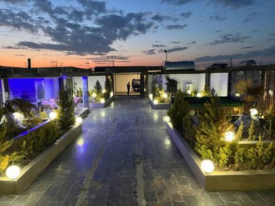 محوطه و پارکینگ ویلا زیتون مشهد