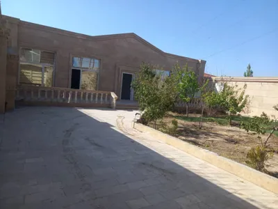 نمای ساختمان، محوطه و پارکینگ ویلا آریا مشهد