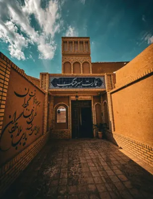 نمای ساختمان اقامتگاه بوم گردی عمارت سرهنگ نطنز