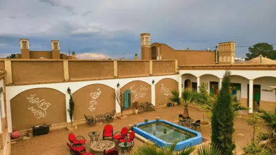 محوطه اقامتگاه بوم گردی عمارت سرهنگ نطنز