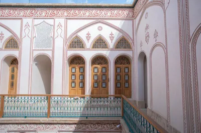 نمای ساختمان اقامتگاه سنتی عمارت آقاحسینی کاشان