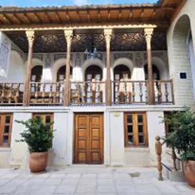 محوطه هتل بوتیک عمارت محلاتی شیراز