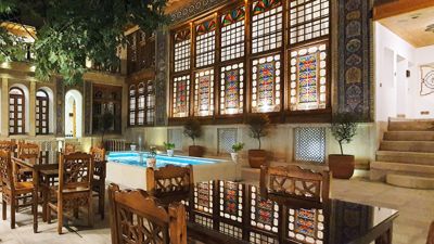 محوطه هتل بوتیک عمارت محلاتی شیراز