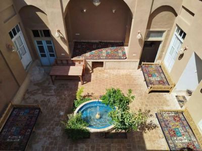 محوطه اقامتگاه بوم گردی مامس یزد