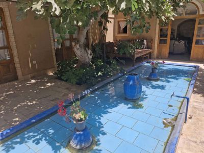 محوطه اقامتگاه سنتی سروش یزد