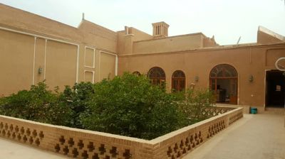 محوطه اقامتگاه سنتی سروش یزد