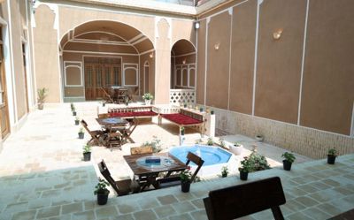 محوطه اقامتگاه سنتی خسرو یزد