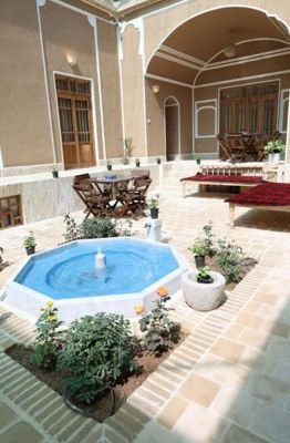 محوطه اقامتگاه سنتی خسرو یزد