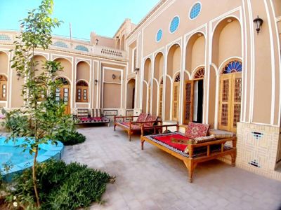 محوطه اقامتگاه سنتی آلما یزد